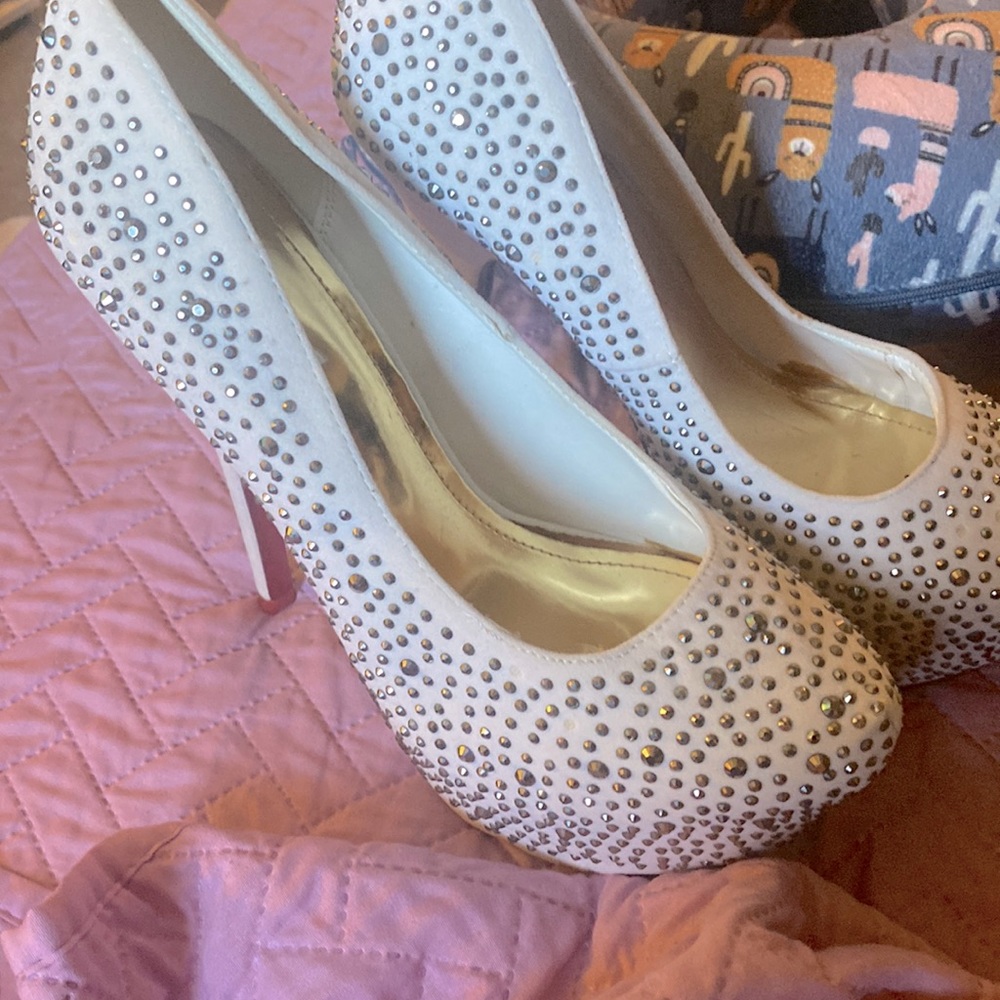 What is cream colored high heel shoes